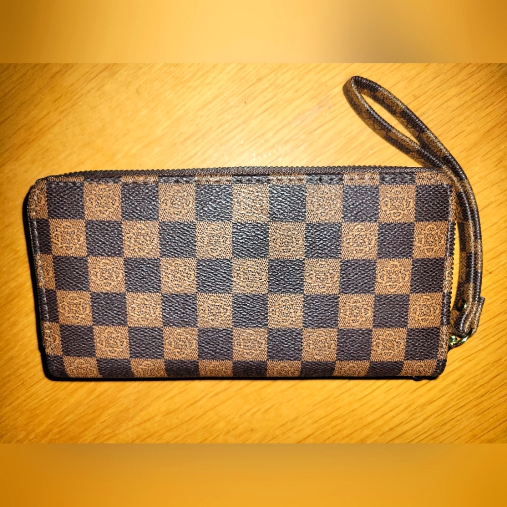 Checkered zippy wristlet wallet